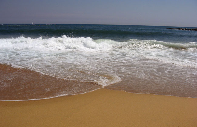 גלים נפגשים על החוף